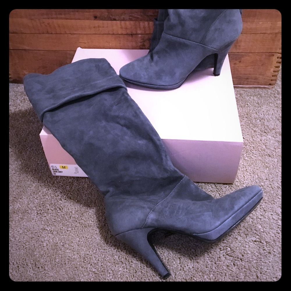 Bandolino Women’s dark grey suede boots